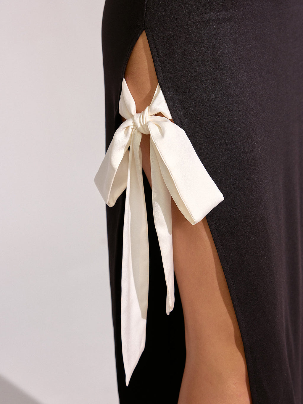 Robe longue sans manches avec fente haute et nœud