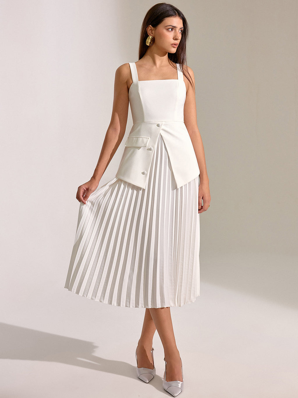 Robe longue plissée à col carré et à empiècements
