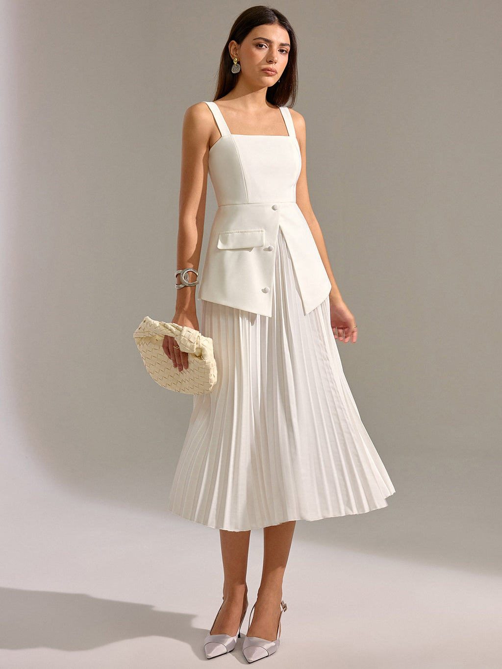 Robe longue plissée à col carré et à empiècements
