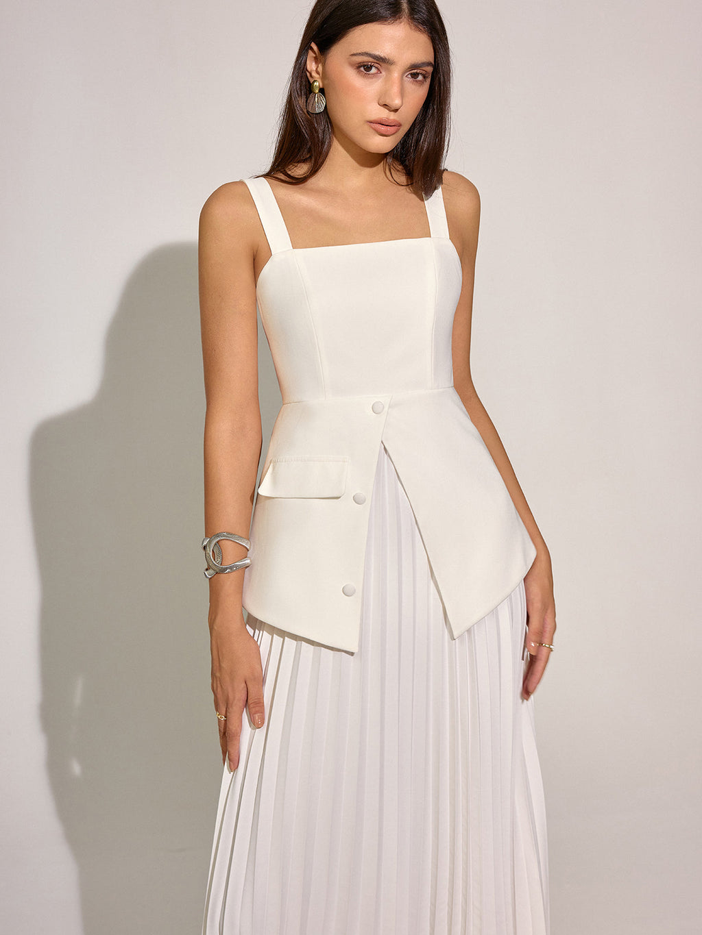 Robe longue plissée à col carré et à empiècements