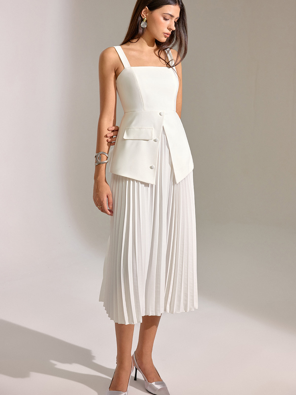 Robe longue plissée à col carré et à empiècements