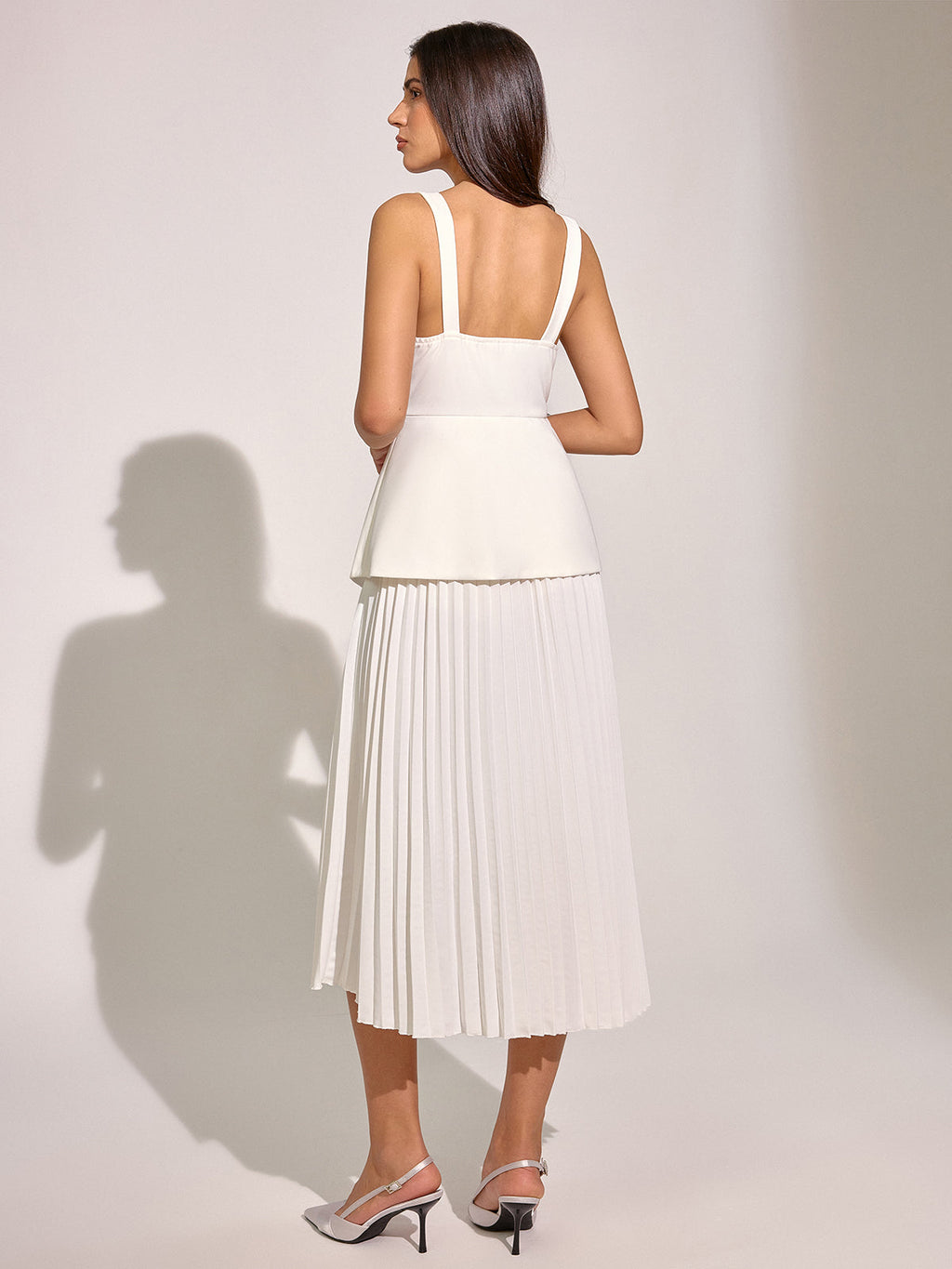 Robe longue plissée à col carré et à empiècements