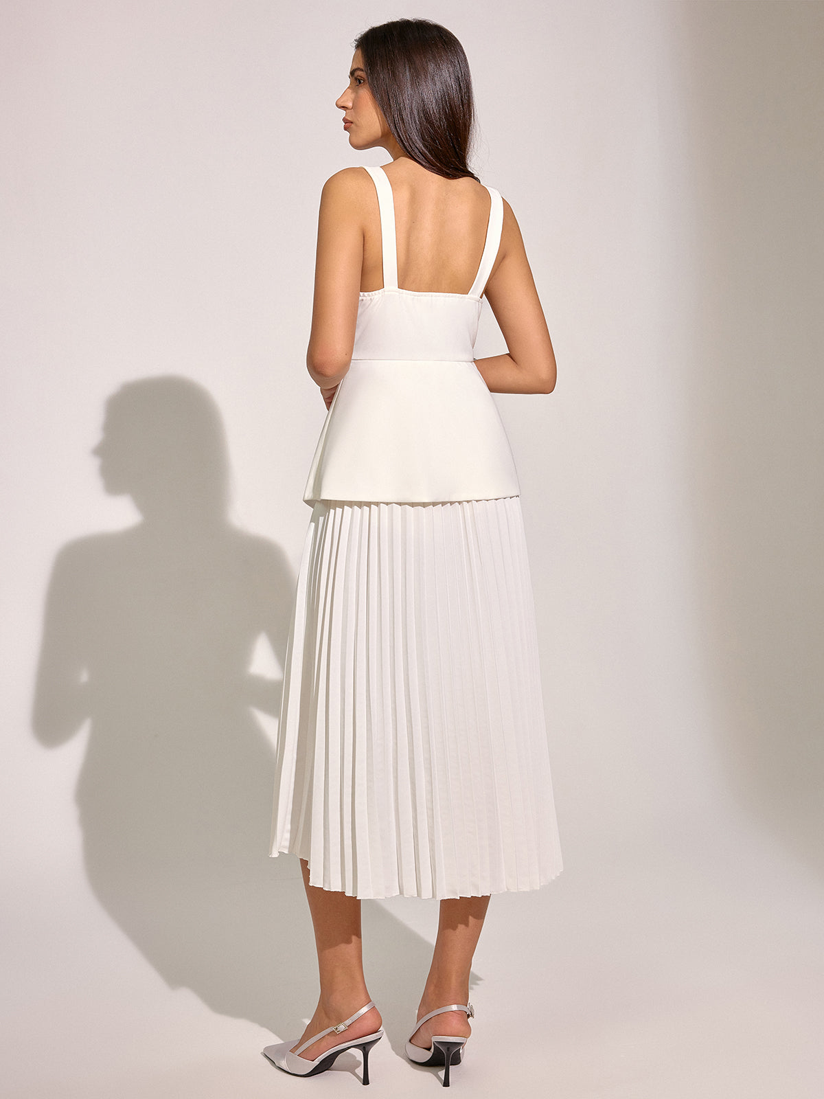 Robe longue plissée à col carré et à empiècements