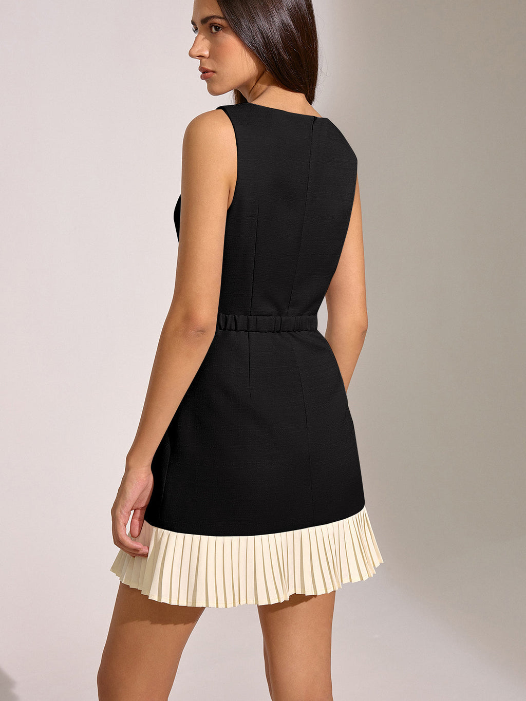Minikleid mit Gürtel, ärmellos und kontrastierendem Faltenrock