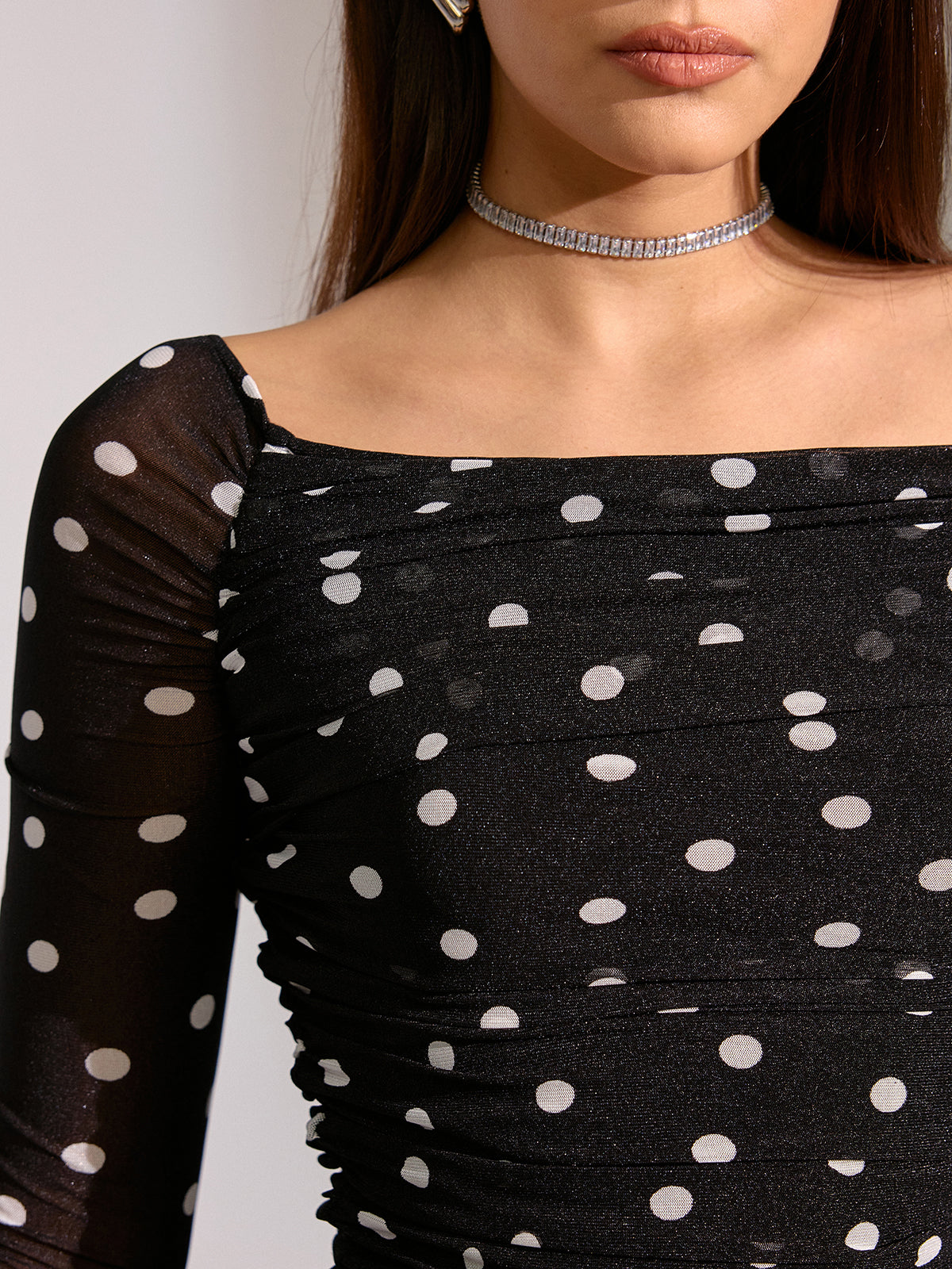 T-shirt semi-transparent en maille à pois, froncé et à épaules dénudées