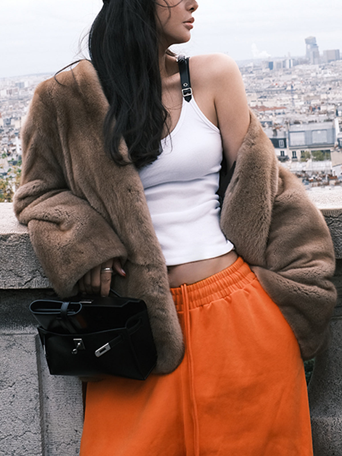 Geripptes, dehnbares Vintage-Tanktop aus Kunstleder mit Schnalle 