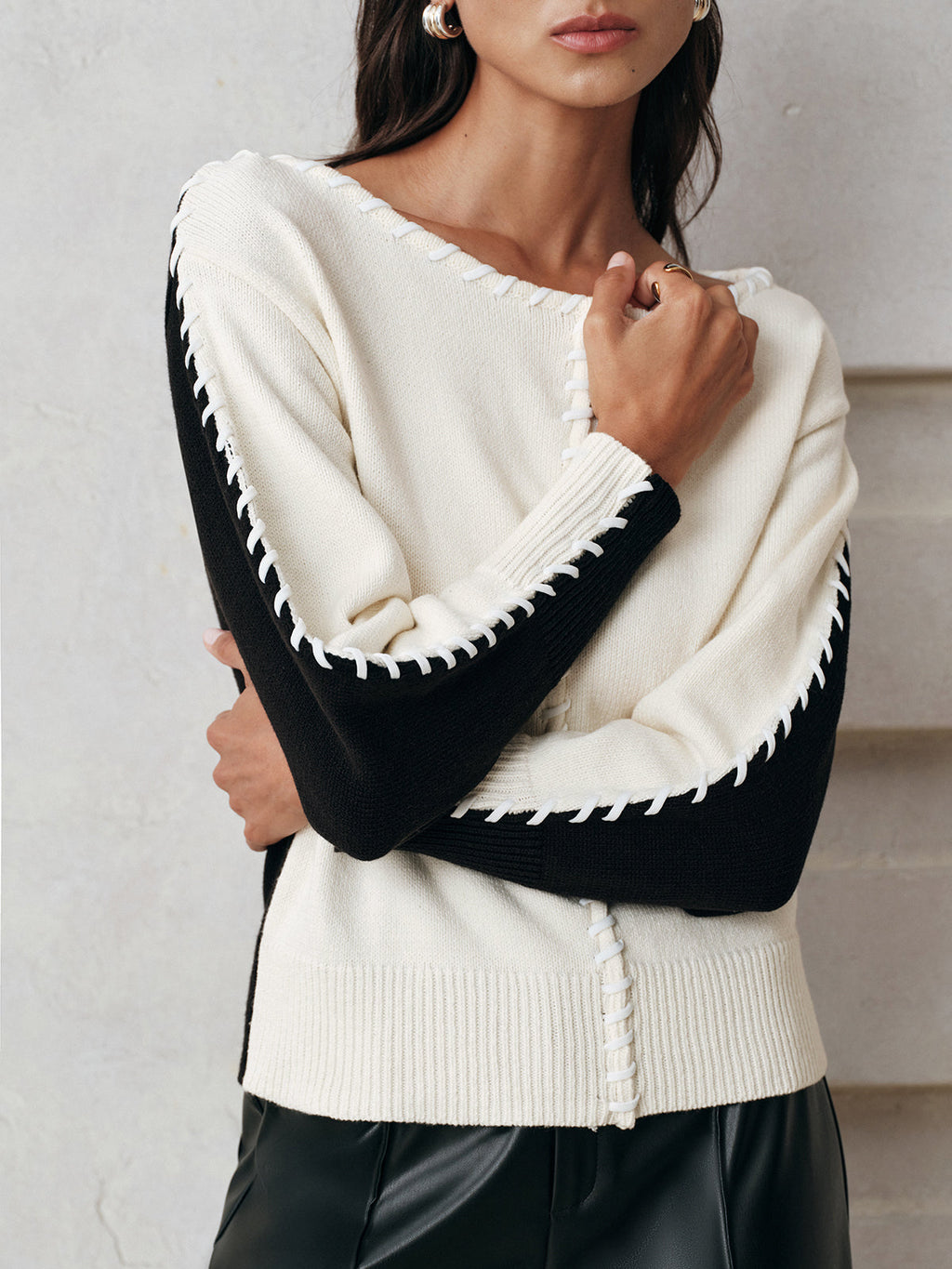 Stricktop mit Kontrasteinsätzen und Ziersteppnähten