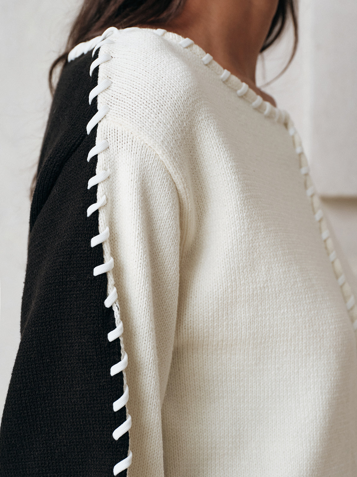 Stricktop mit Kontrasteinsätzen und Ziersteppnähten