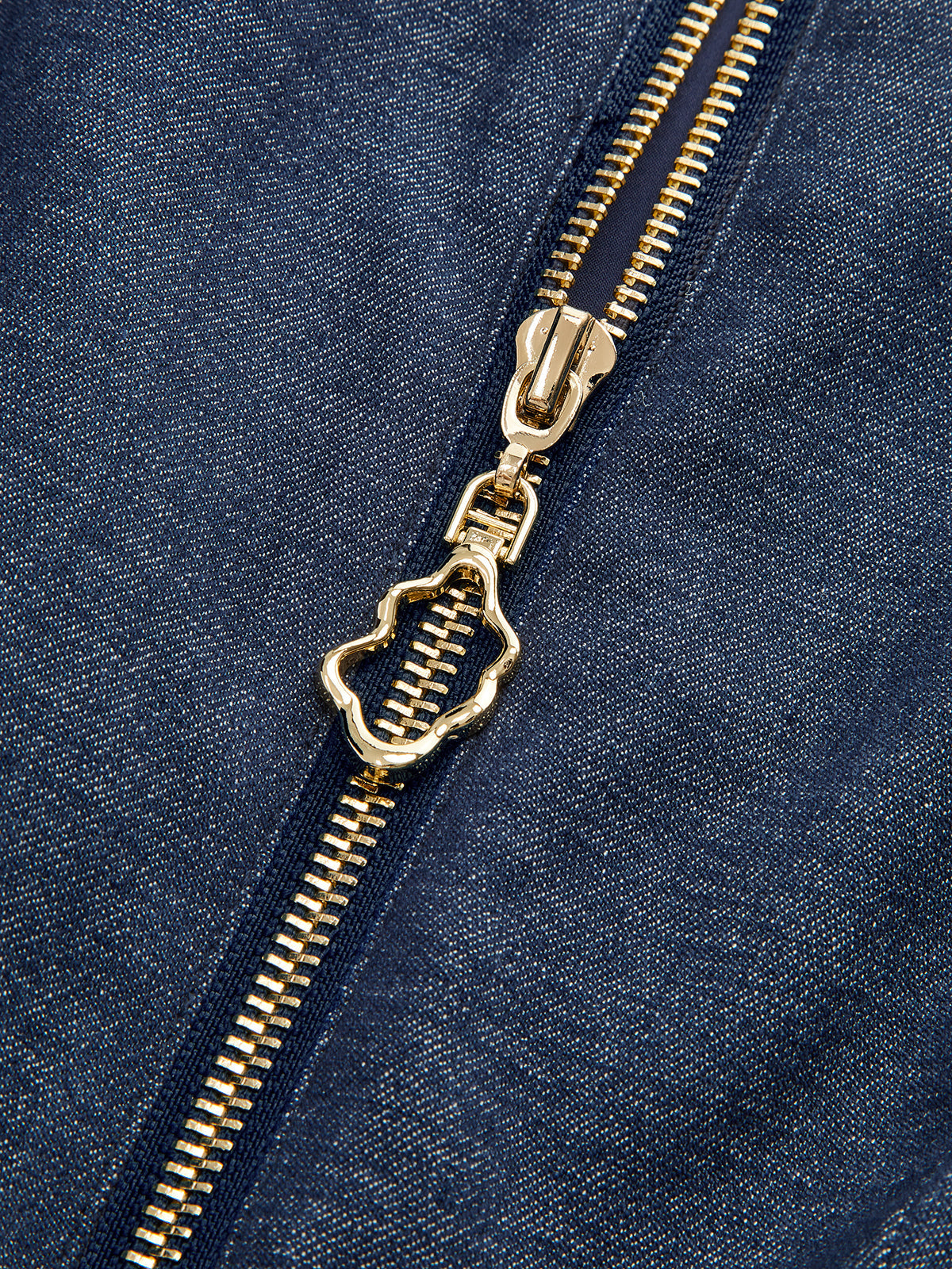 Robe courte en jean à manches courtes et fermeture éclair sur le devant 