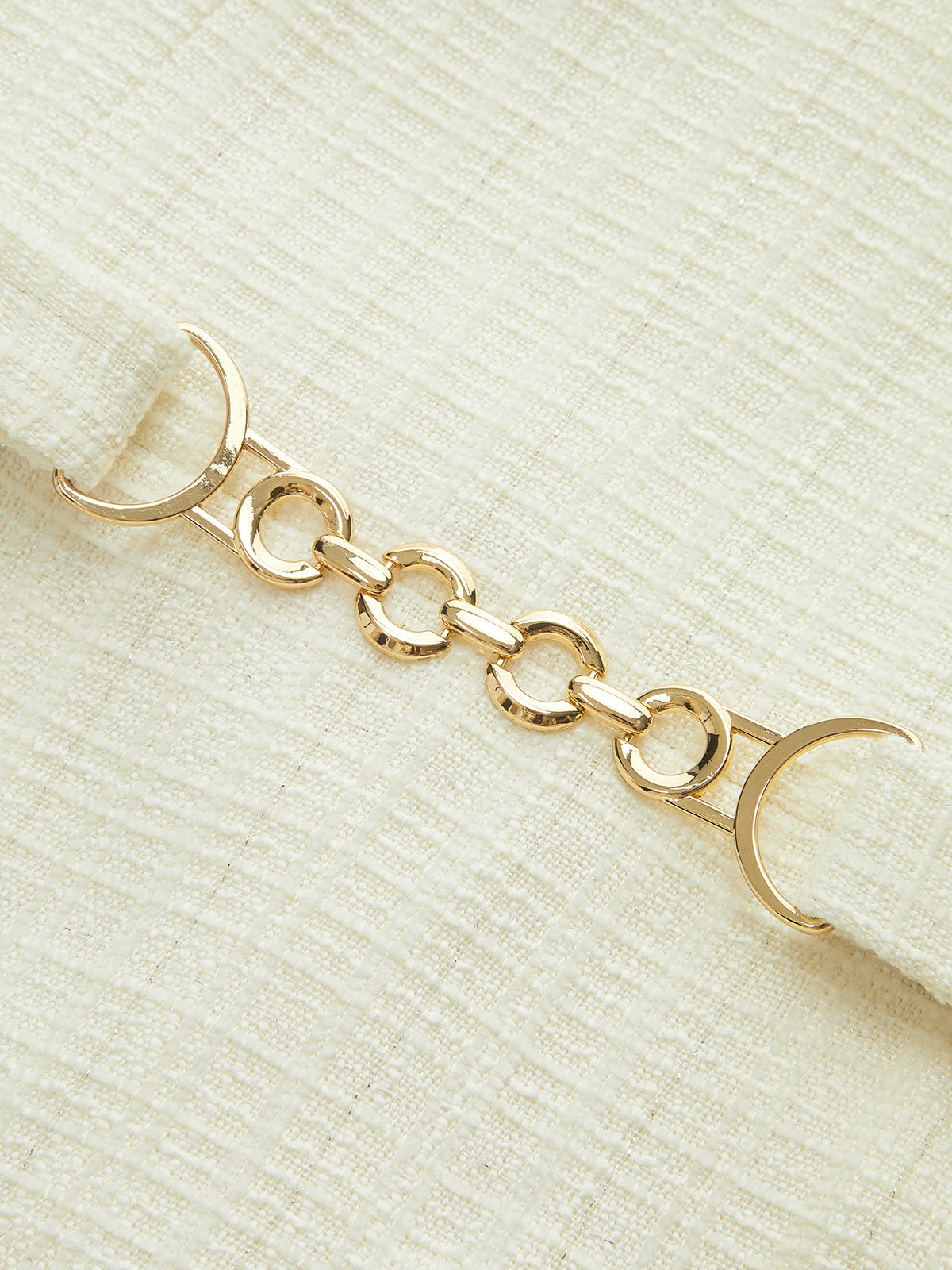 Robe mini en tweed à ceinture et détails métalliques 