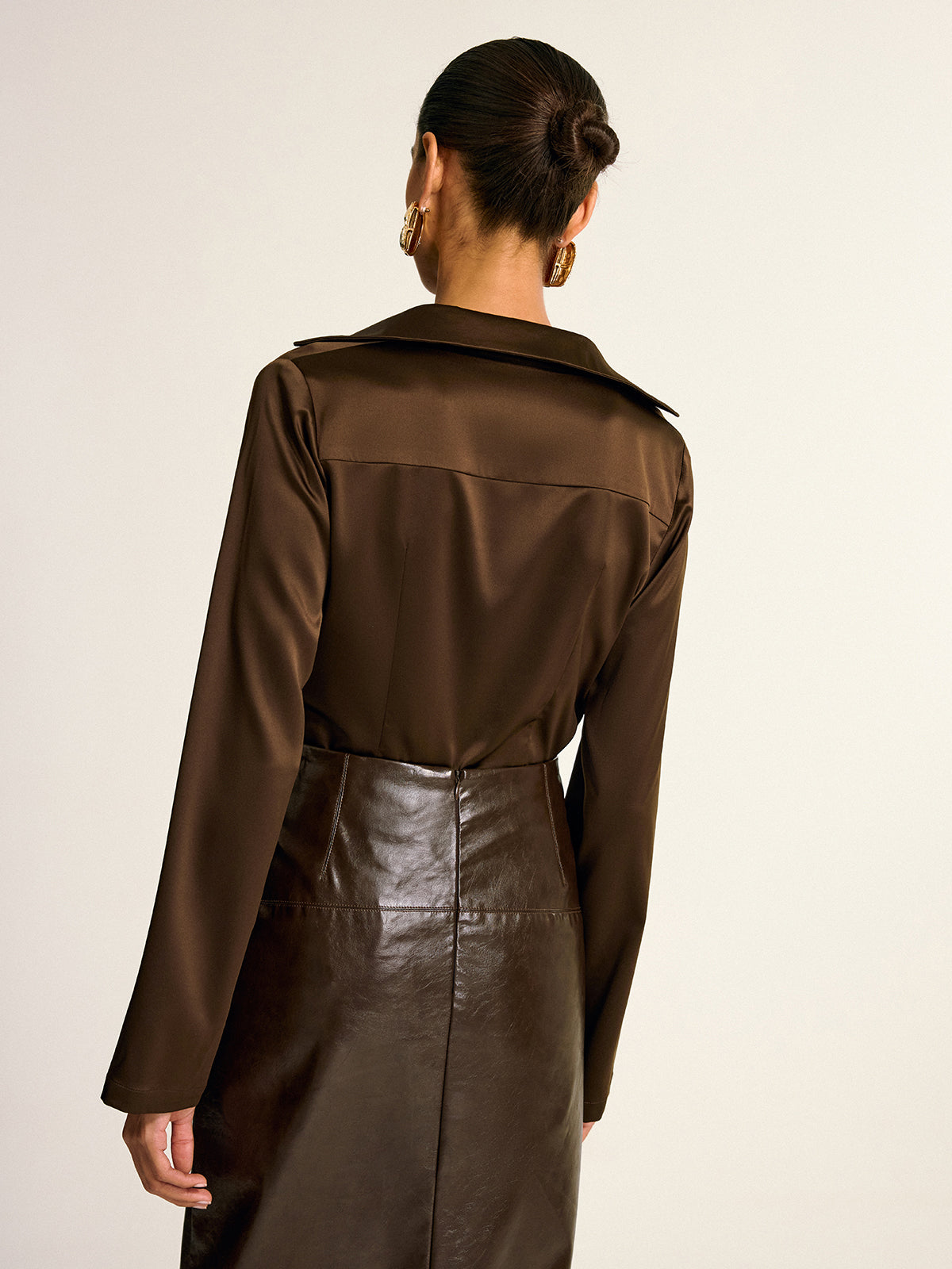 Chemise à manches longues et col châle en satin 