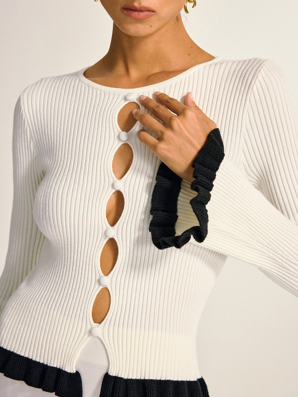 Gestricktes Oberteil mit Kontrastrüschen und Cut-Outs