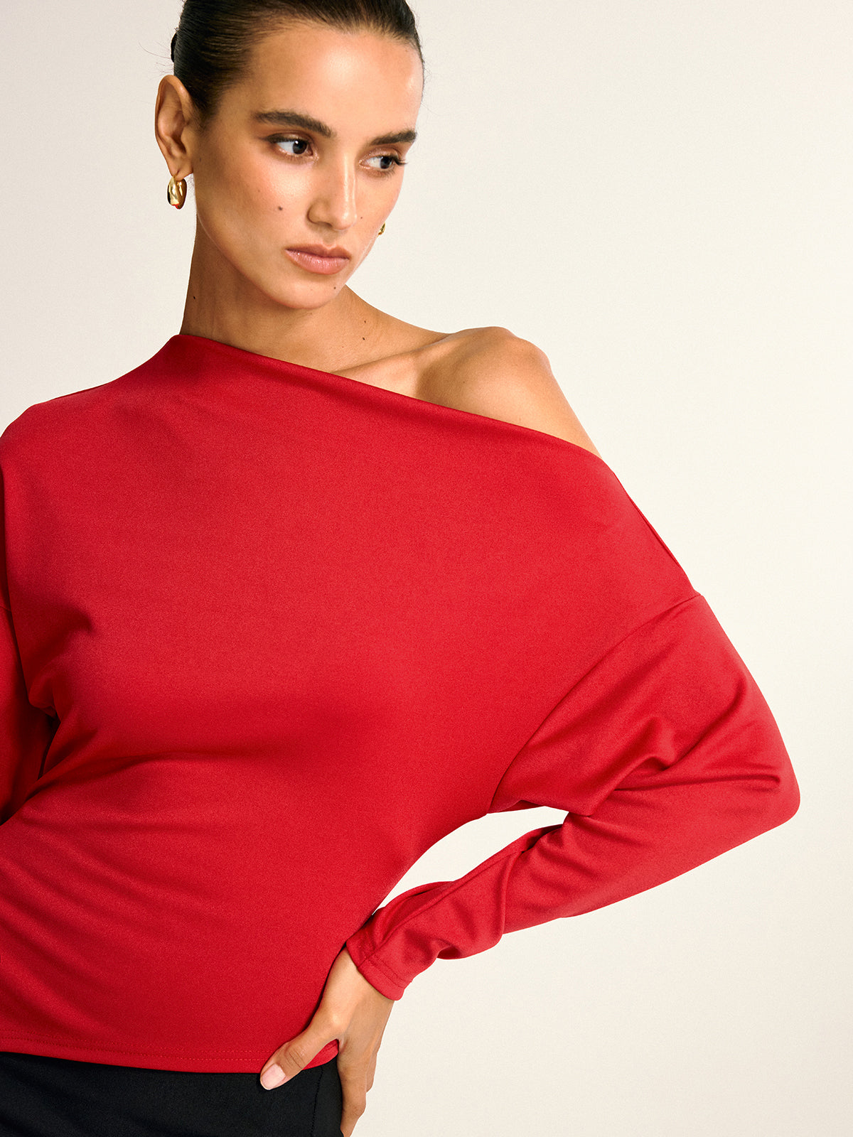 Chemisier asymétrique à épaules dénudées et manches longues fendues 