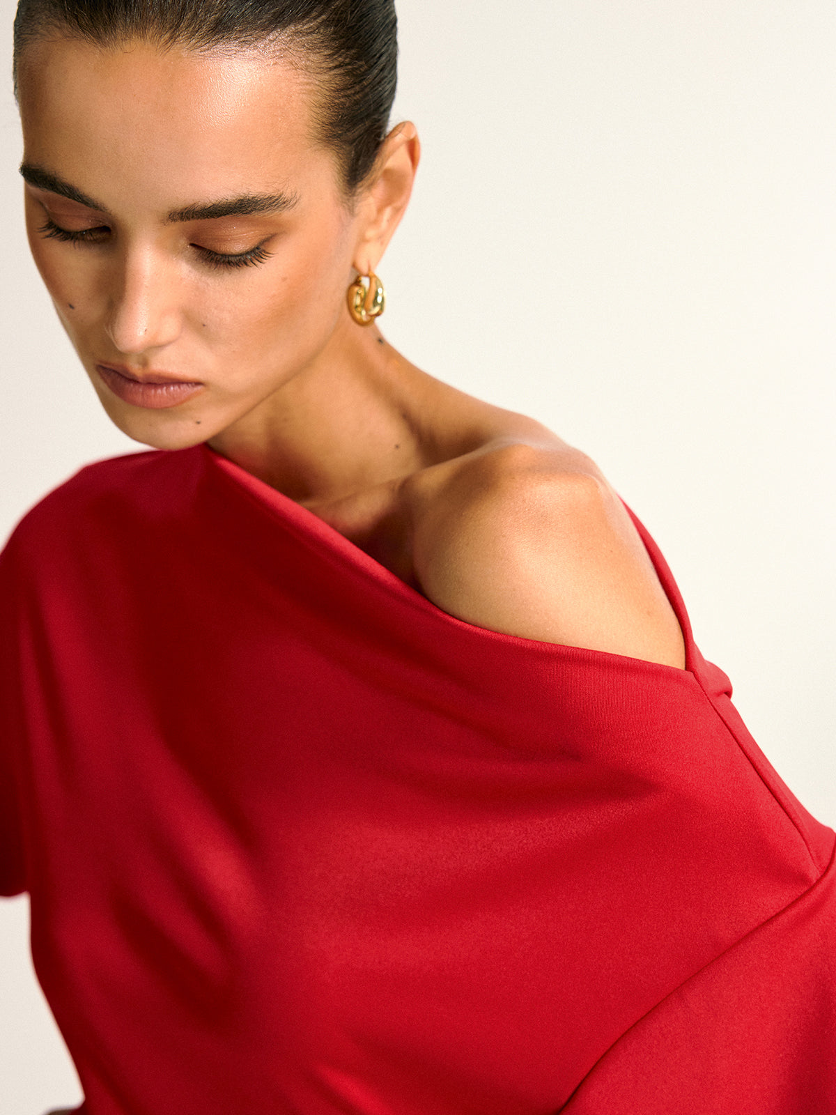 Chemisier asymétrique à épaules dénudées et manches longues fendues 