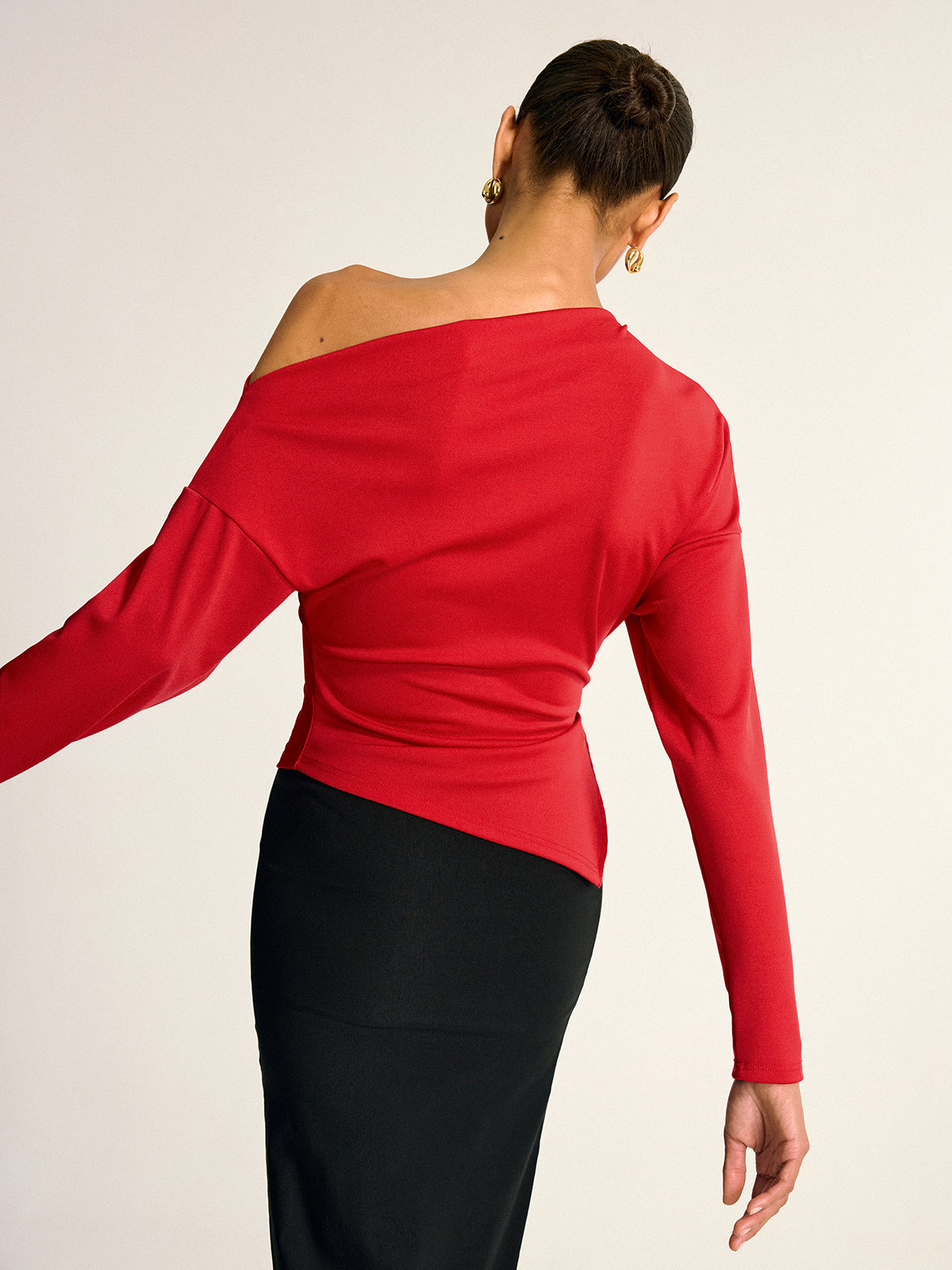 Chemisier asymétrique à épaules dénudées et manches longues fendues 