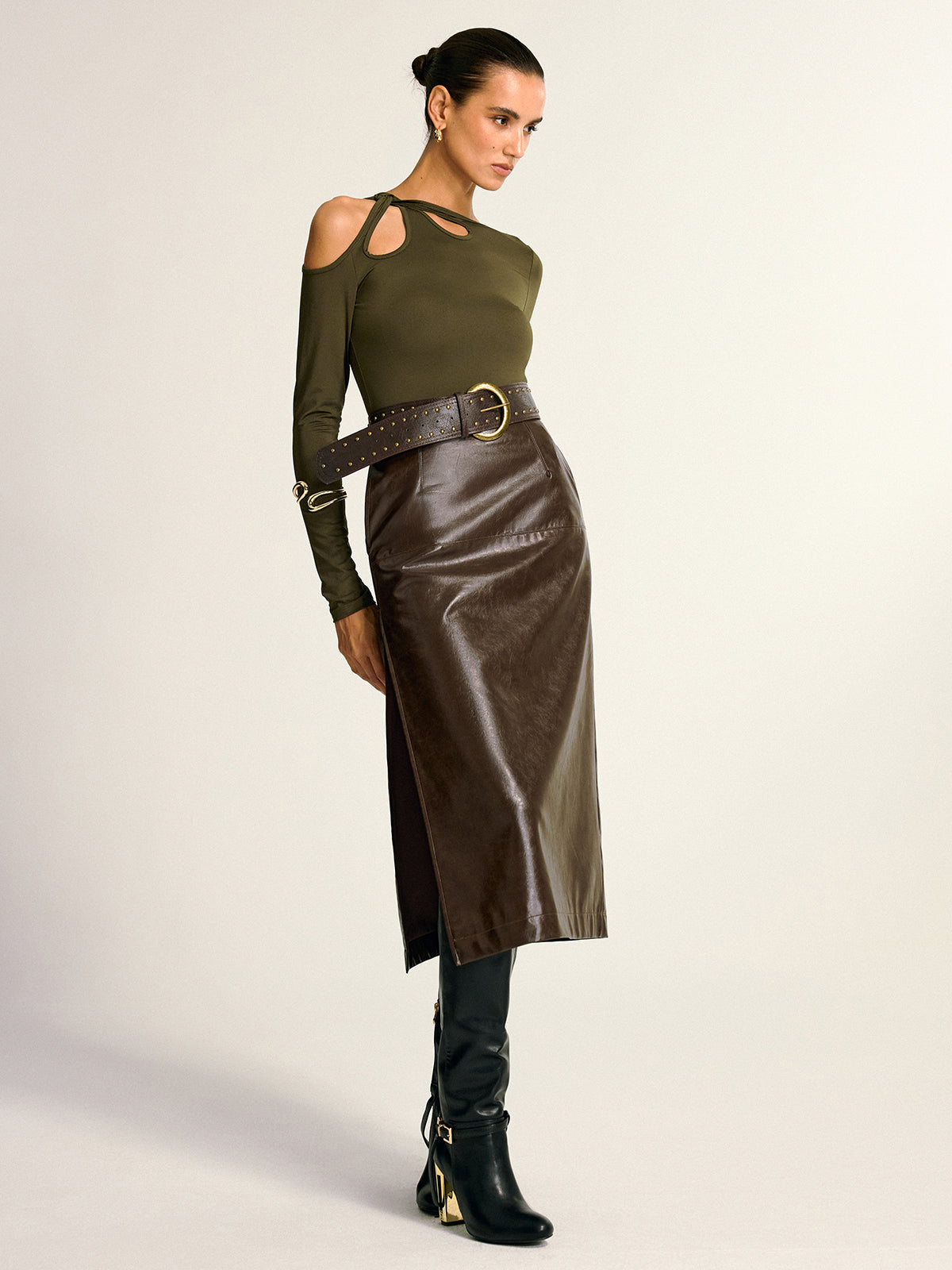 Chemisier asymétrique à épaules dénudées et découpes. 