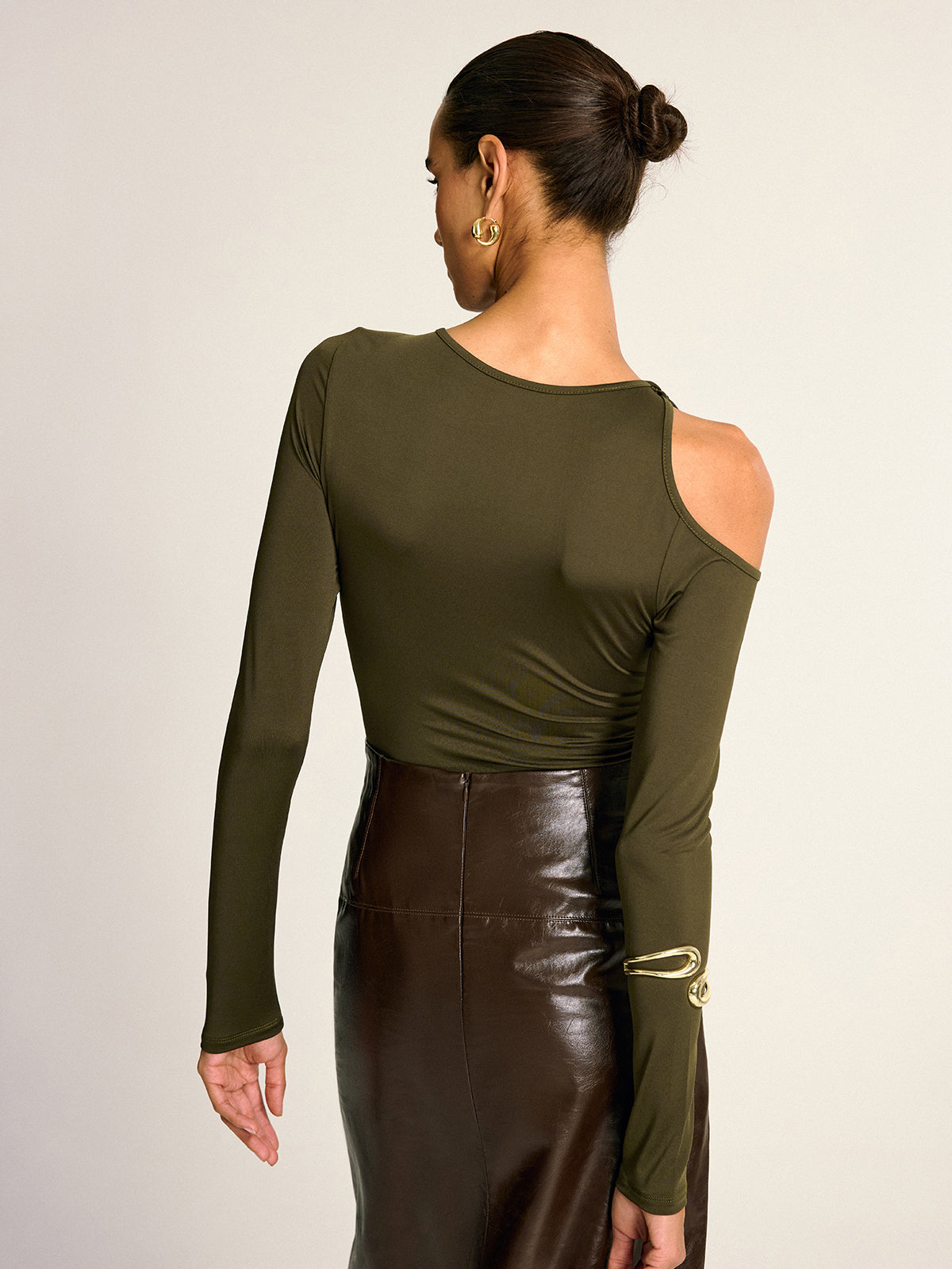 Chemisier asymétrique à épaules dénudées et découpes. 