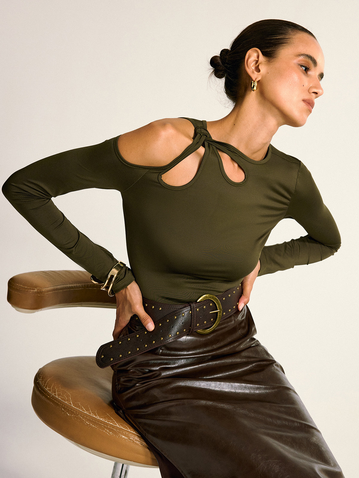 Chemisier asymétrique à épaules dénudées et découpes. 