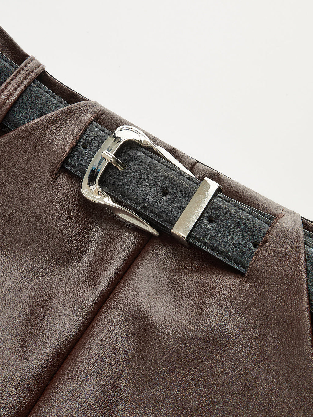 Mini-jupe en similicuir avec ceinture
