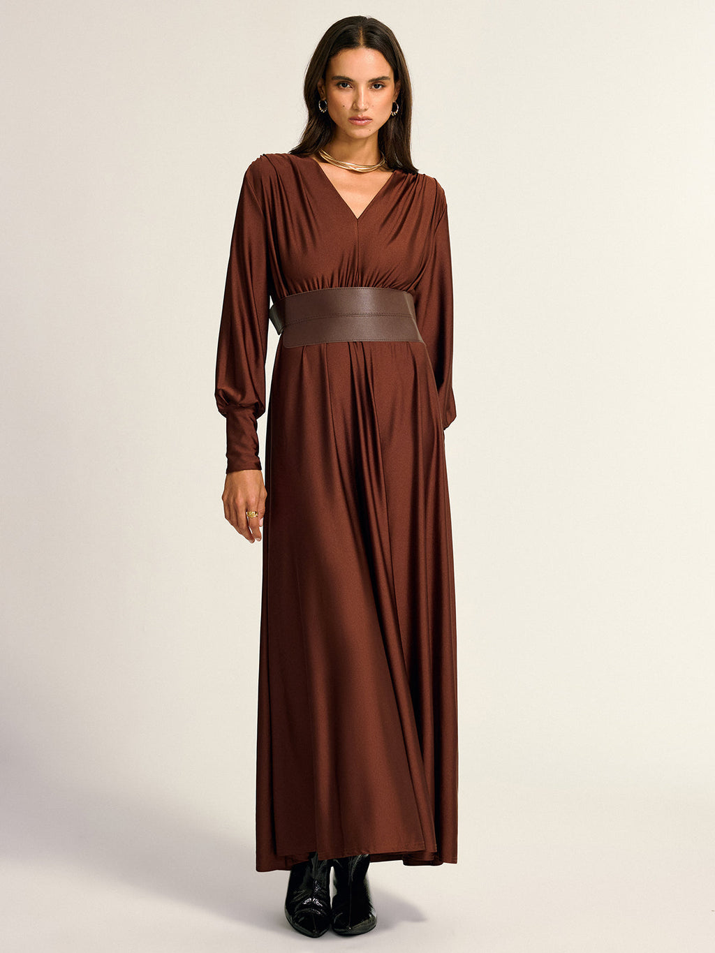 Maxikleid mit weitem Gürtel, V-Ausschnitt und langen Ärmeln