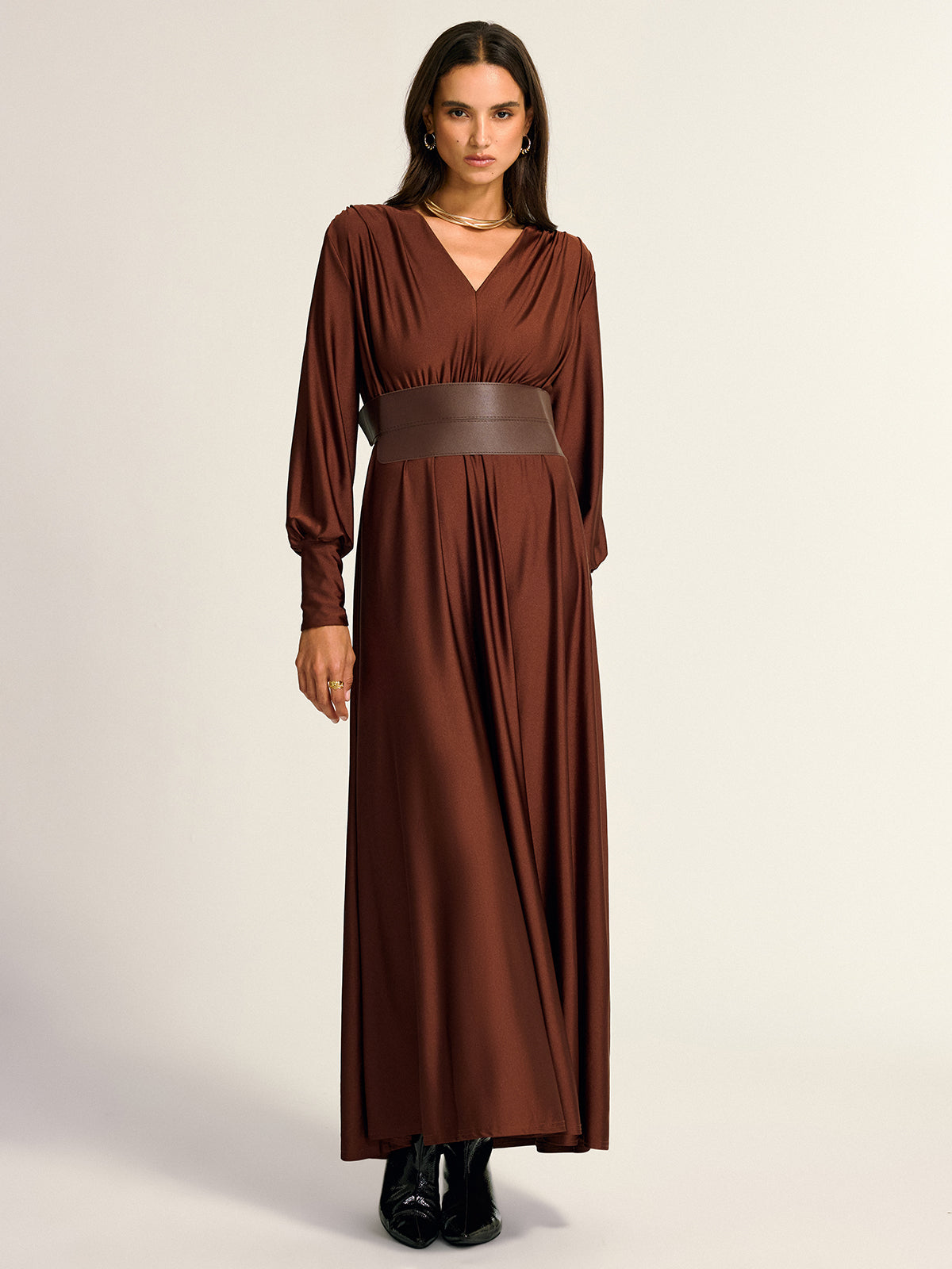 Maxikleid mit weitem Gürtel, V-Ausschnitt und langen Ärmeln