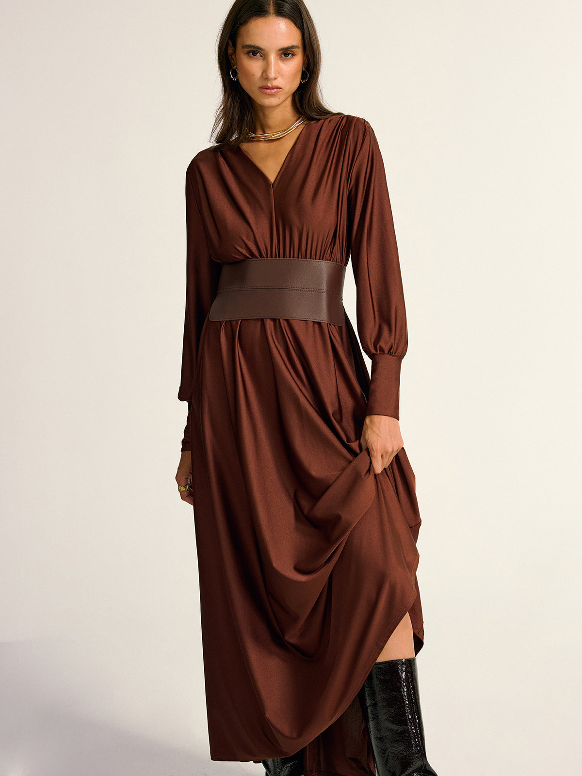 Maxikleid mit weitem Gürtel, V-Ausschnitt und langen Ärmeln