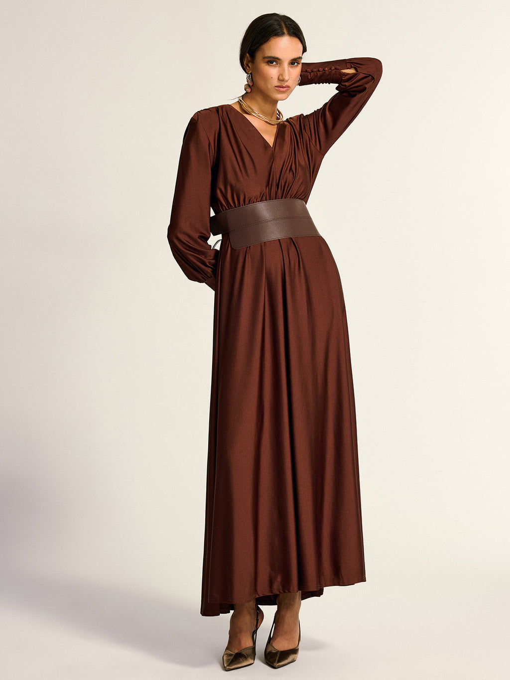 Maxikleid mit weitem Gürtel, V-Ausschnitt und langen Ärmeln