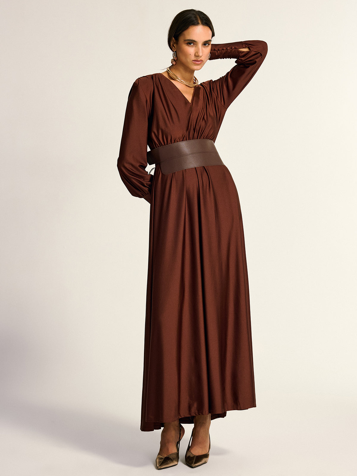 Maxikleid mit weitem Gürtel, V-Ausschnitt und langen Ärmeln