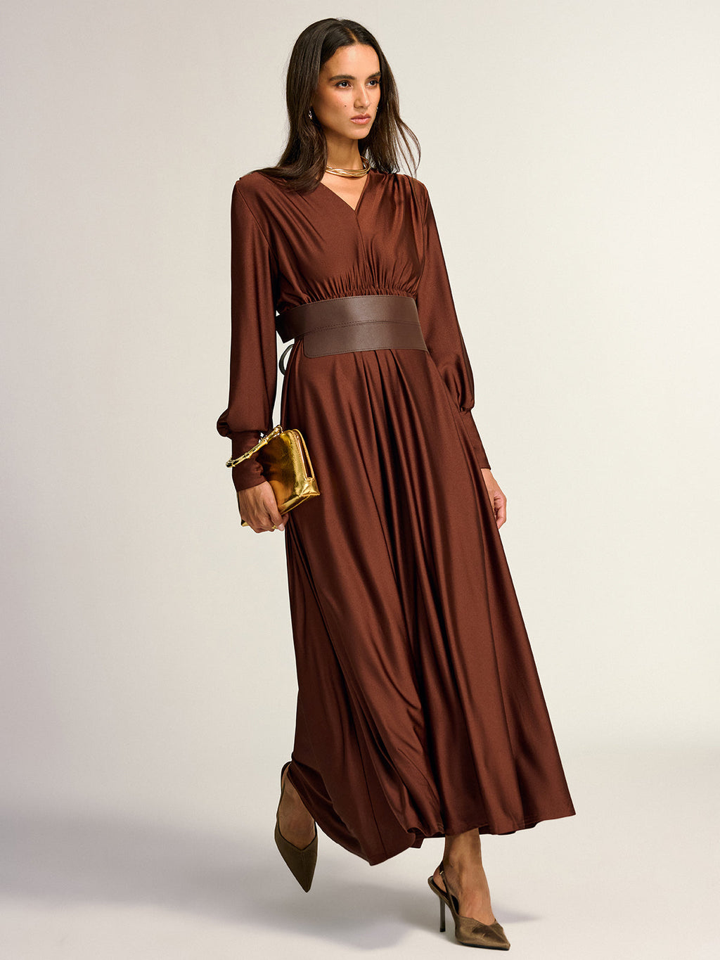 Maxikleid mit weitem Gürtel, V-Ausschnitt und langen Ärmeln