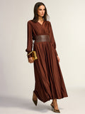 Maxikleid mit weitem Gürtel, V-Ausschnitt und langen Ärmeln