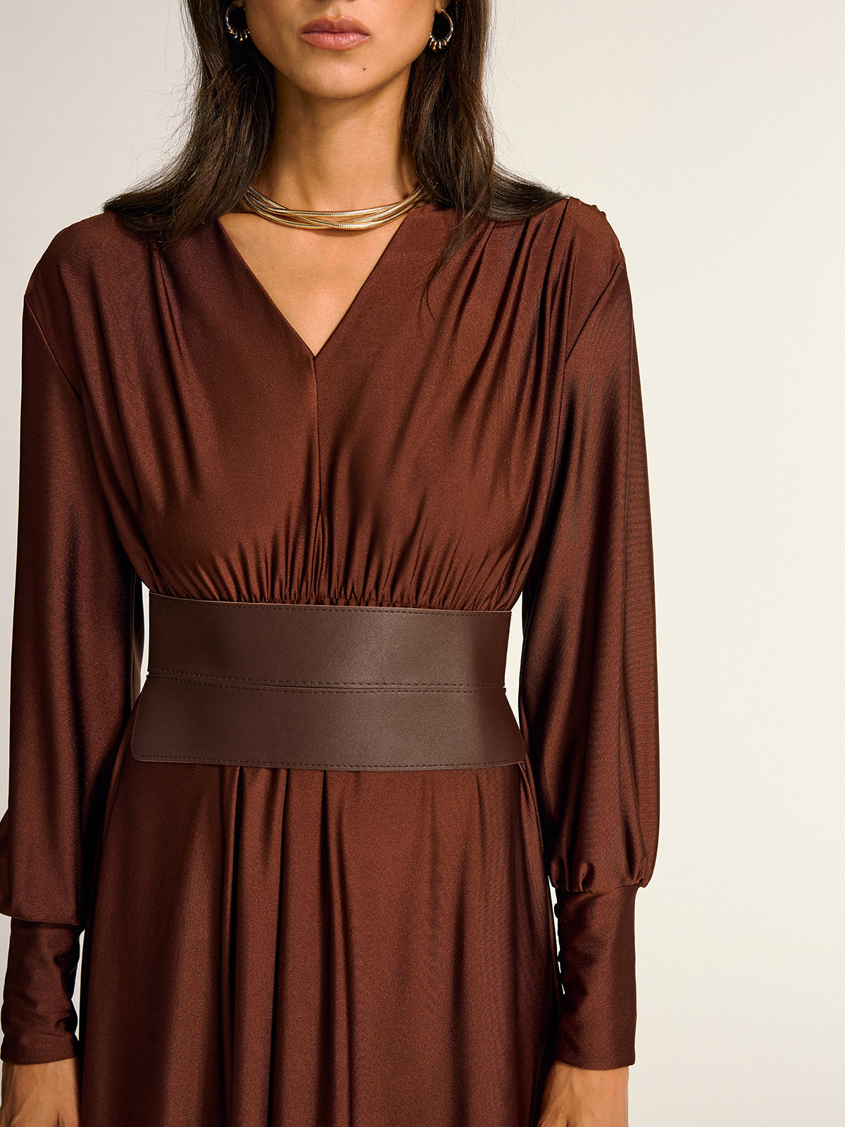 Maxikleid mit weitem Gürtel, V-Ausschnitt und langen Ärmeln