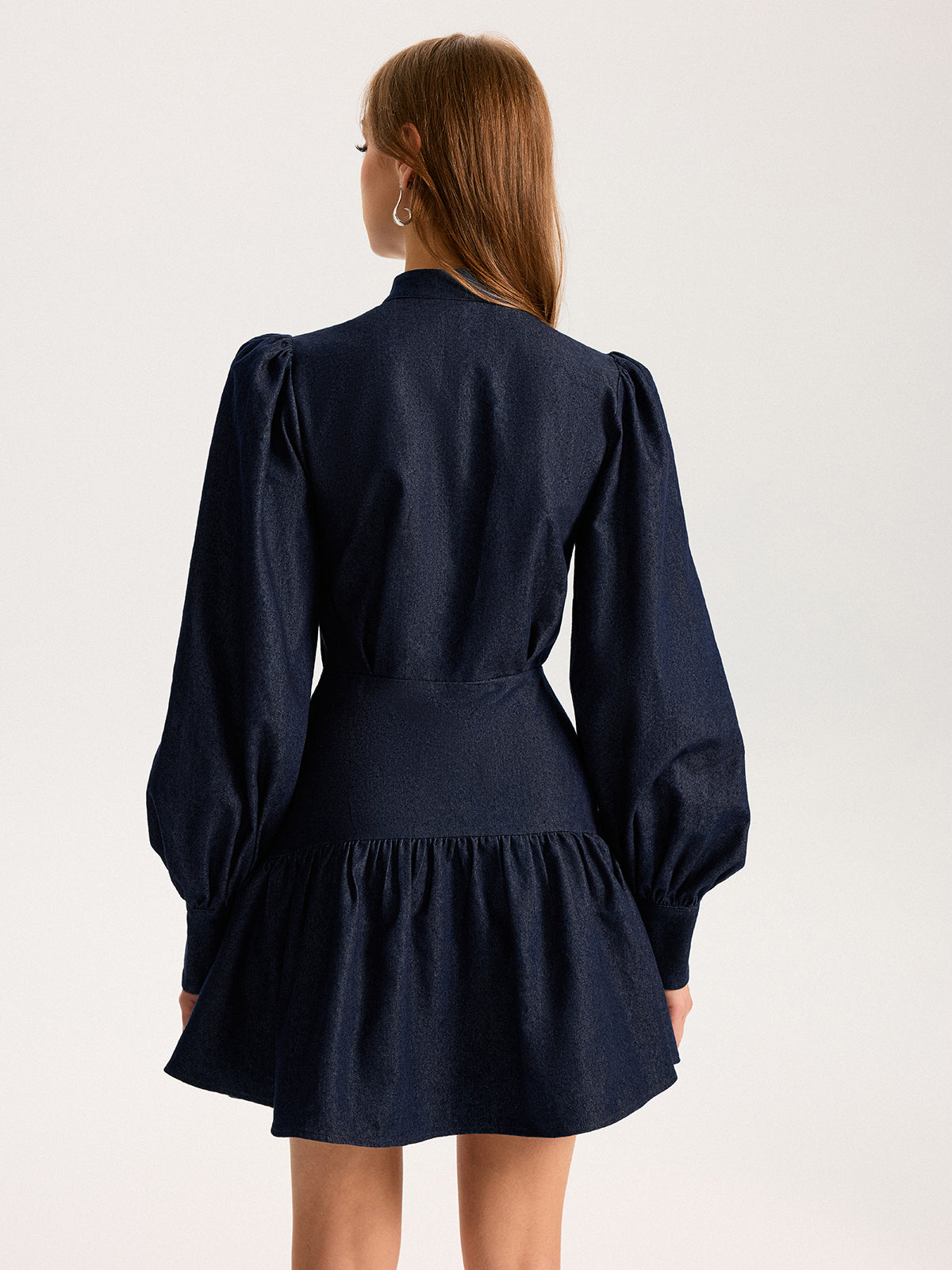 Robe courte en jean à col montant et manches bouffantes 