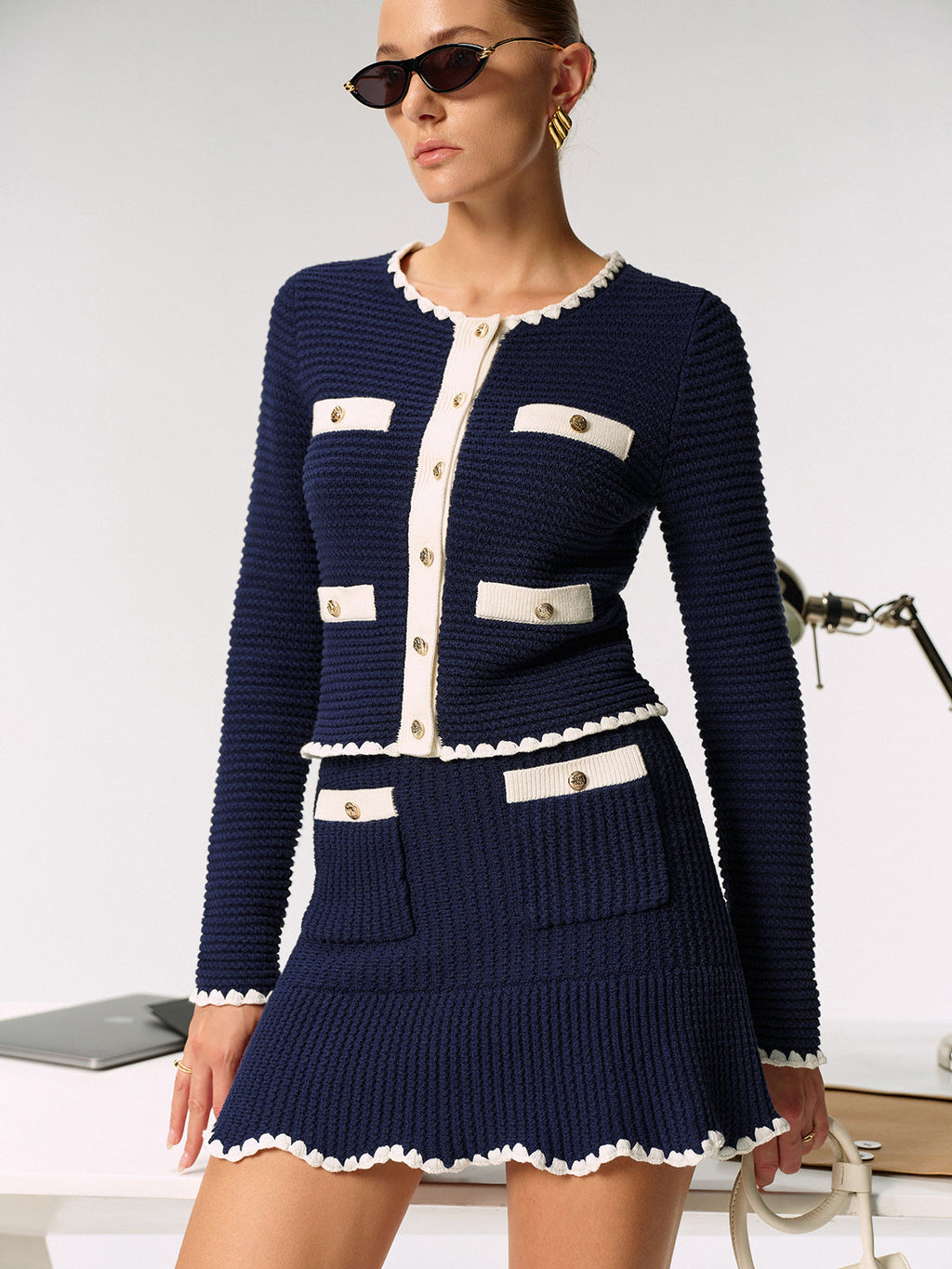Strickjacke mit Wellensaum und Metallknöpfen