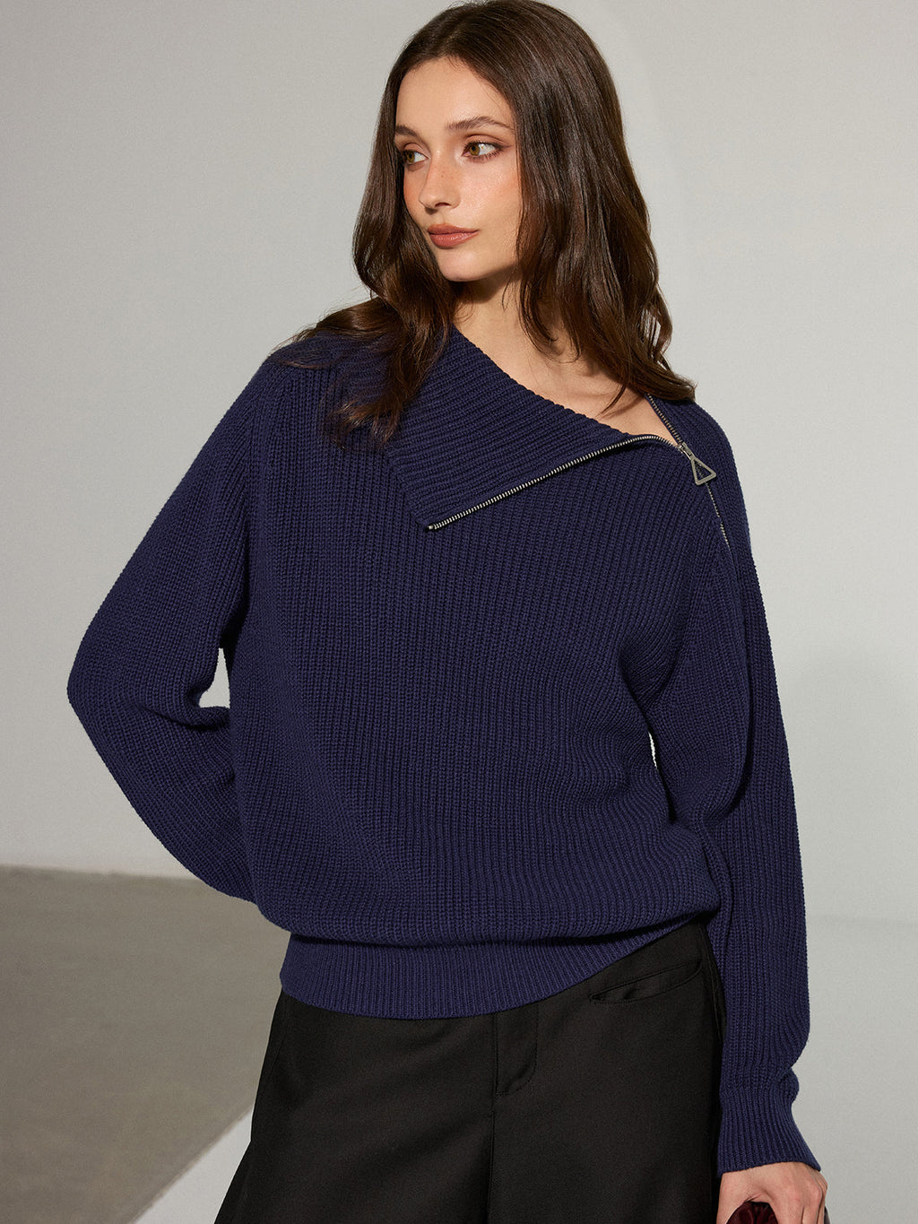 Pull asymétrique avec fermeture éclair latérale