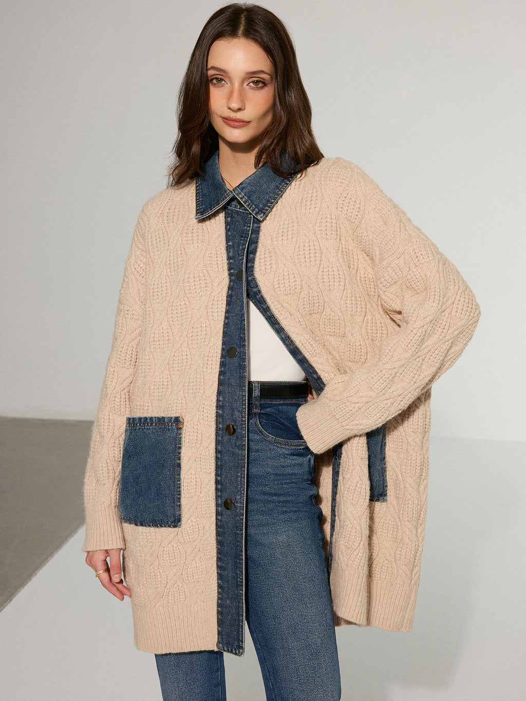 Zopfmuster-Strickjacke mit Jeans-Einsätzen, Longline
