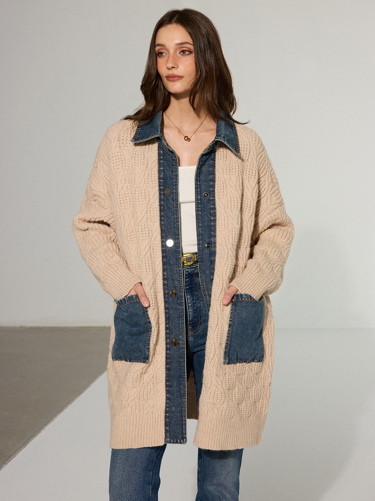 Zopfmuster-Strickjacke mit Jeans-Einsätzen, Longline