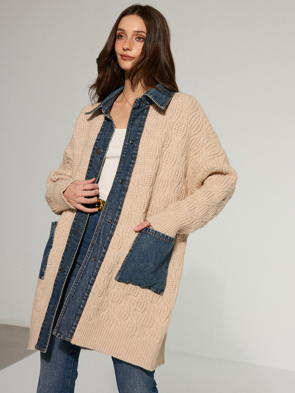 Zopfmuster-Strickjacke mit Jeans-Einsätzen, Longline