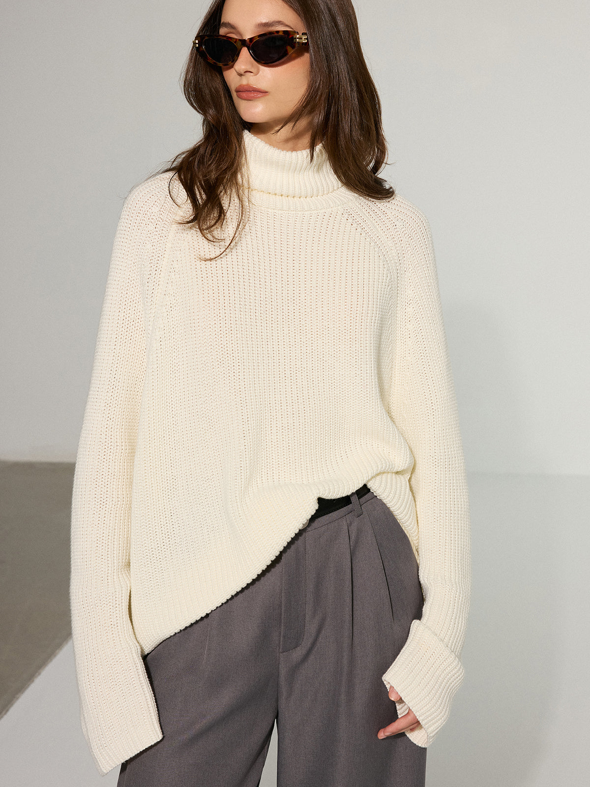 Oversized rückenfreier Rollkragenpullover