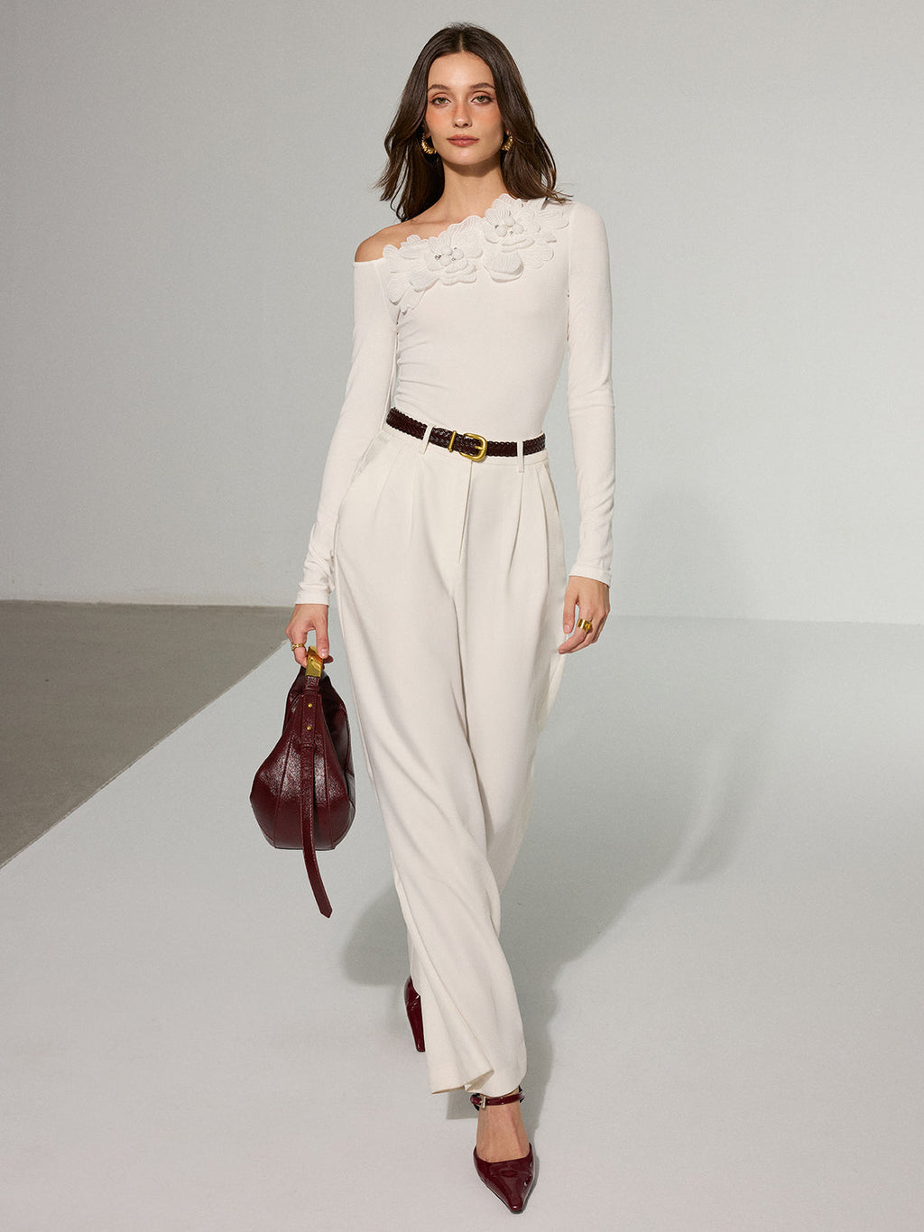 Off-Shoulder T-Shirt mit plastischen Blumenverzierungen