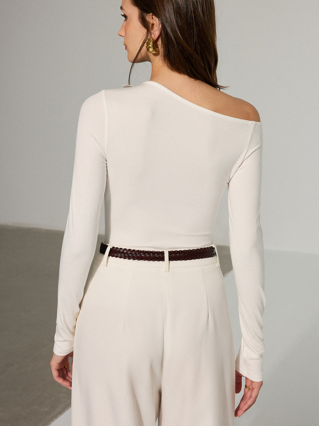 Off-Shoulder T-Shirt mit plastischen Blumenverzierungen