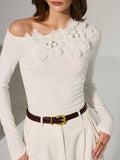 Off-Shoulder T-Shirt mit plastischen Blumenverzierungen