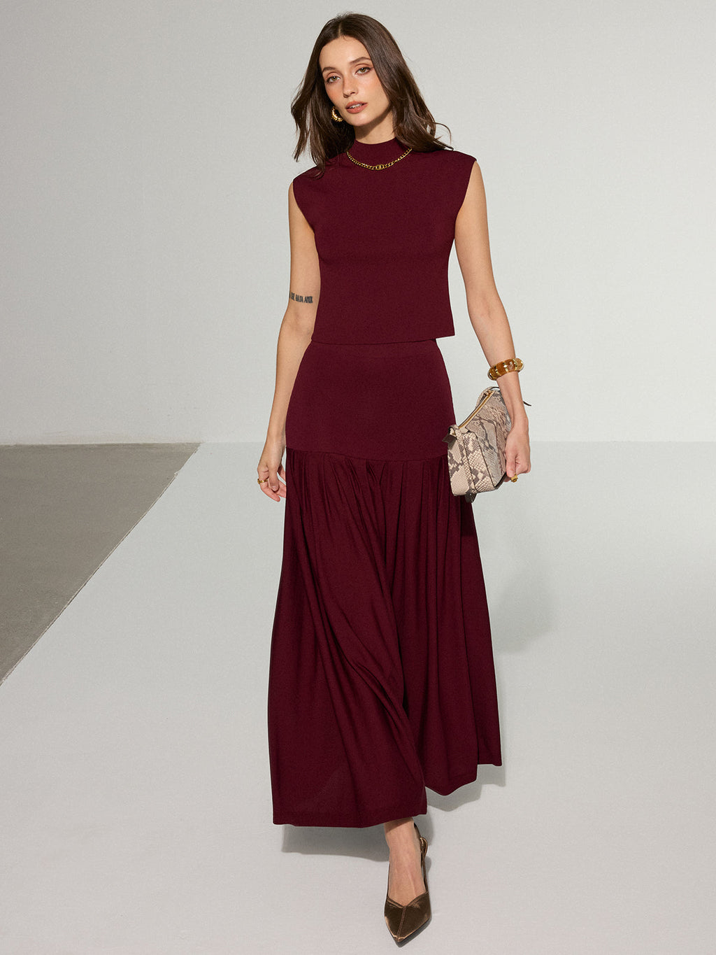 Ärmelloses Mock-Neck-Top und Plissierter Midirock