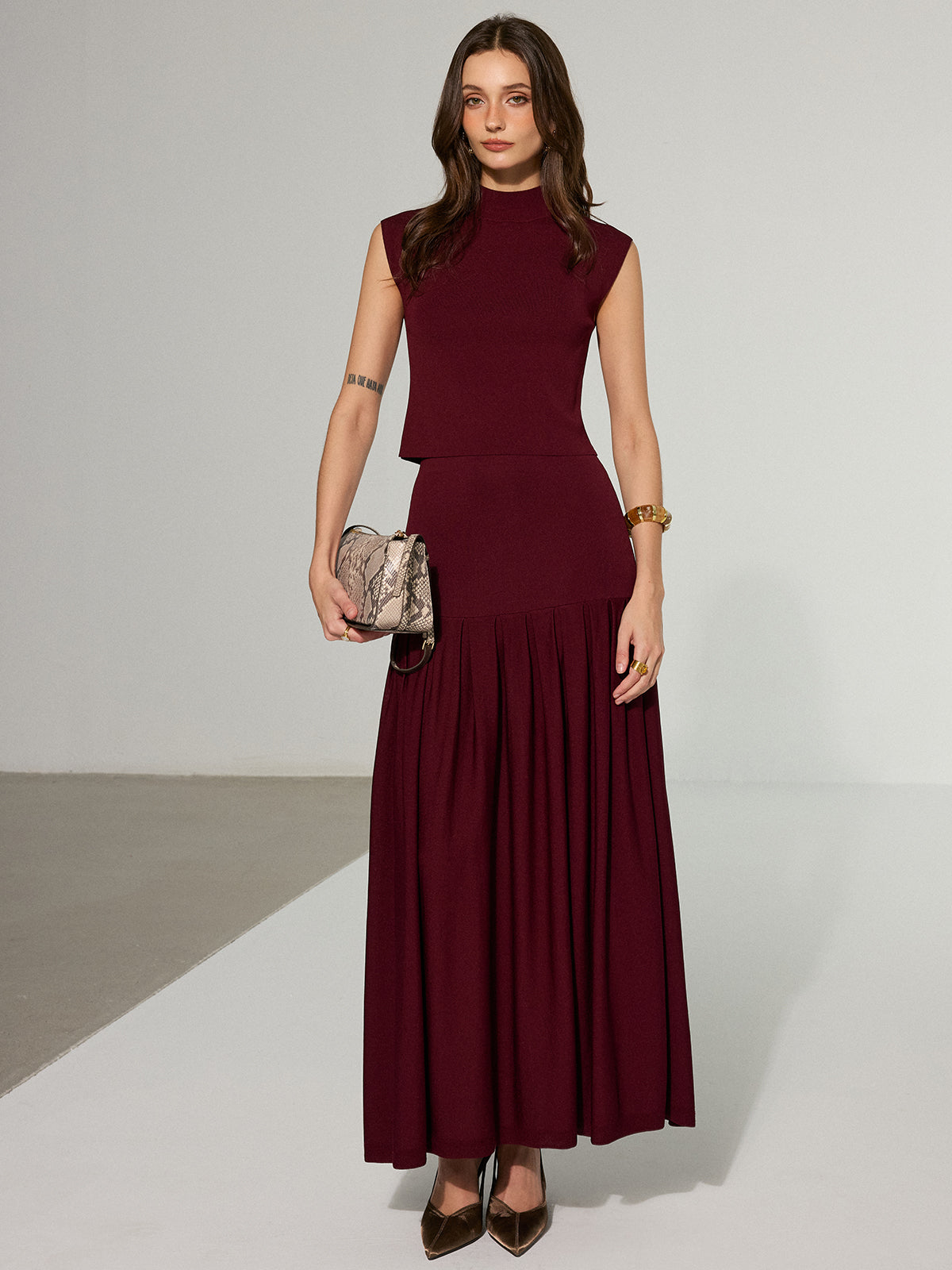 Ärmelloses Mock-Neck-Top und Plissierter Midirock