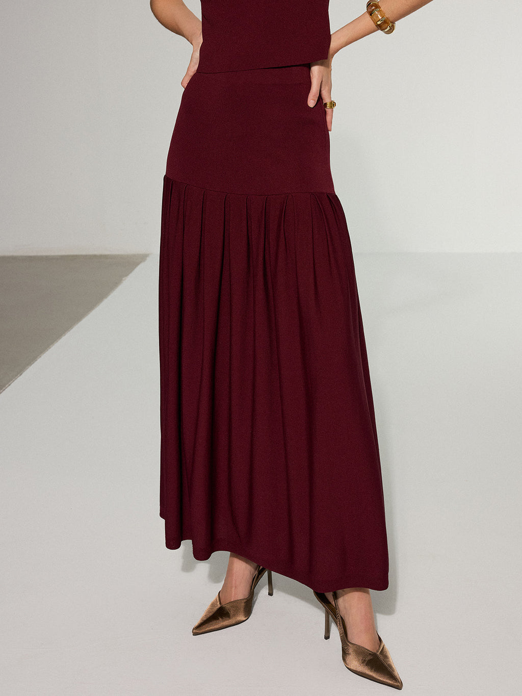 Ärmelloses Mock-Neck-Top und Plissierter Midirock