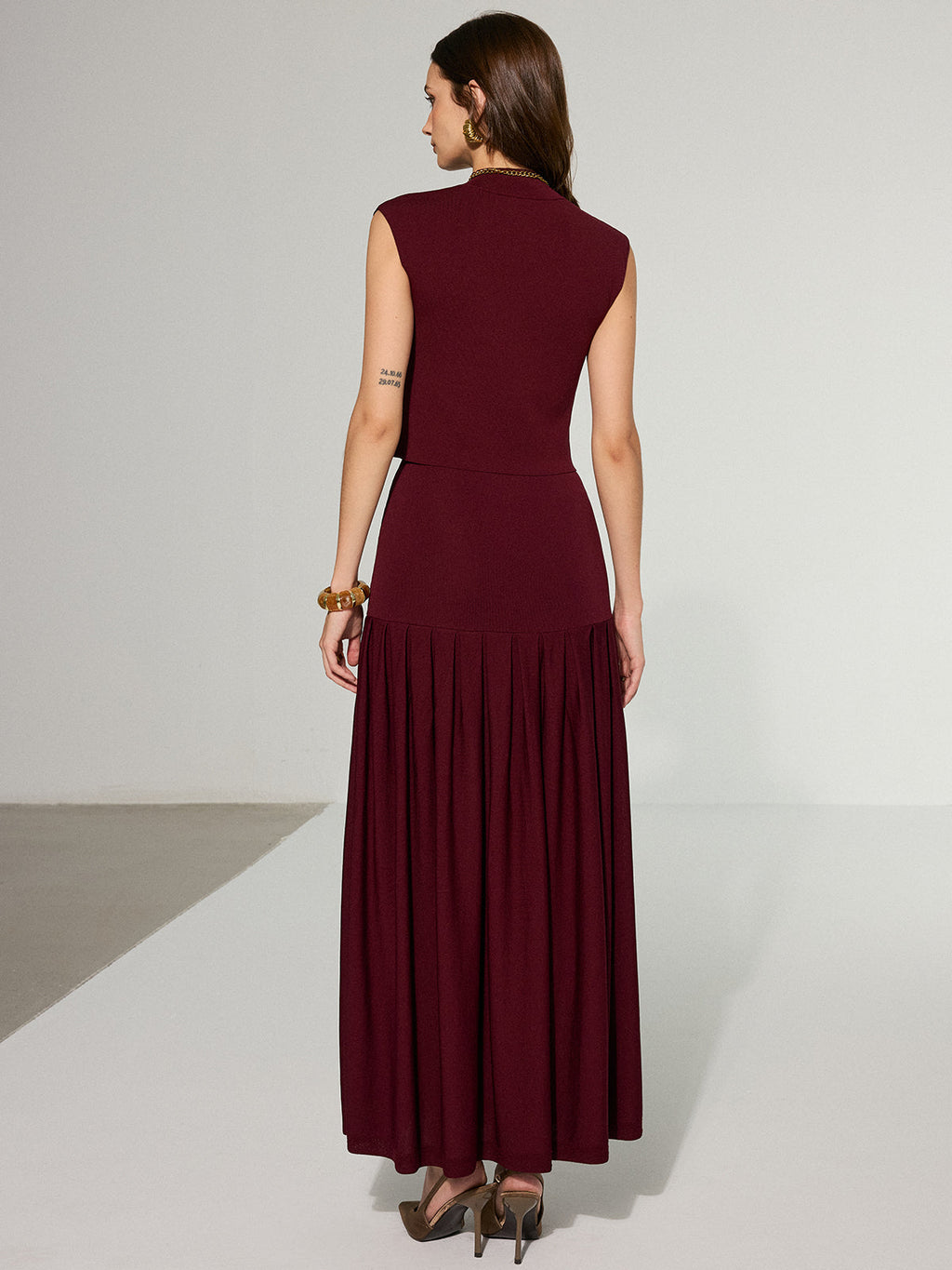 Ärmelloses Mock-Neck-Top und Plissierter Midirock