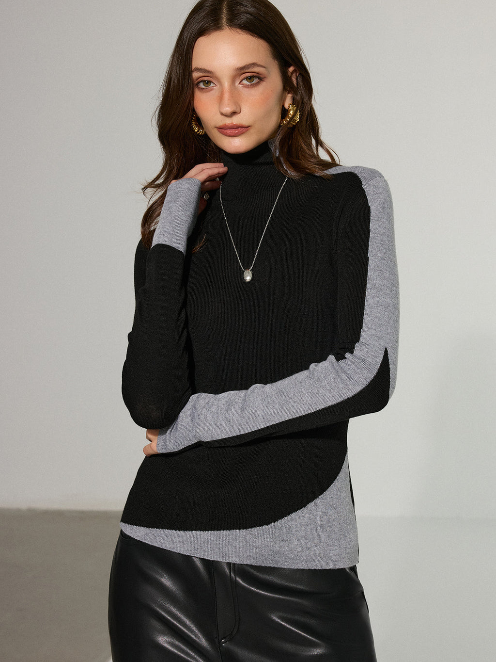 Pull en maille mélangée à col roulé bicolore
