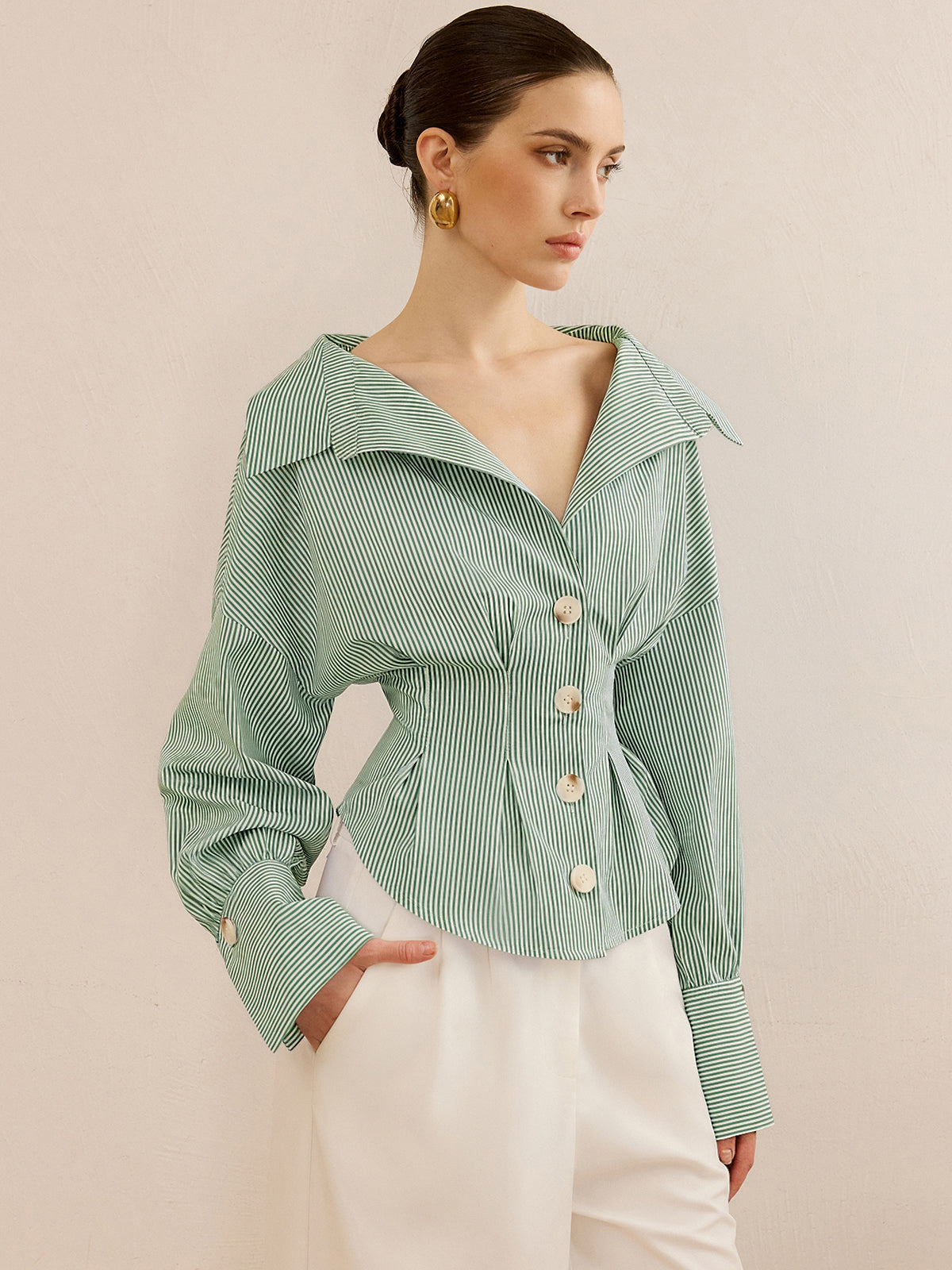 Gestreiftes Hemd mit Kragen und taillierendem Design 