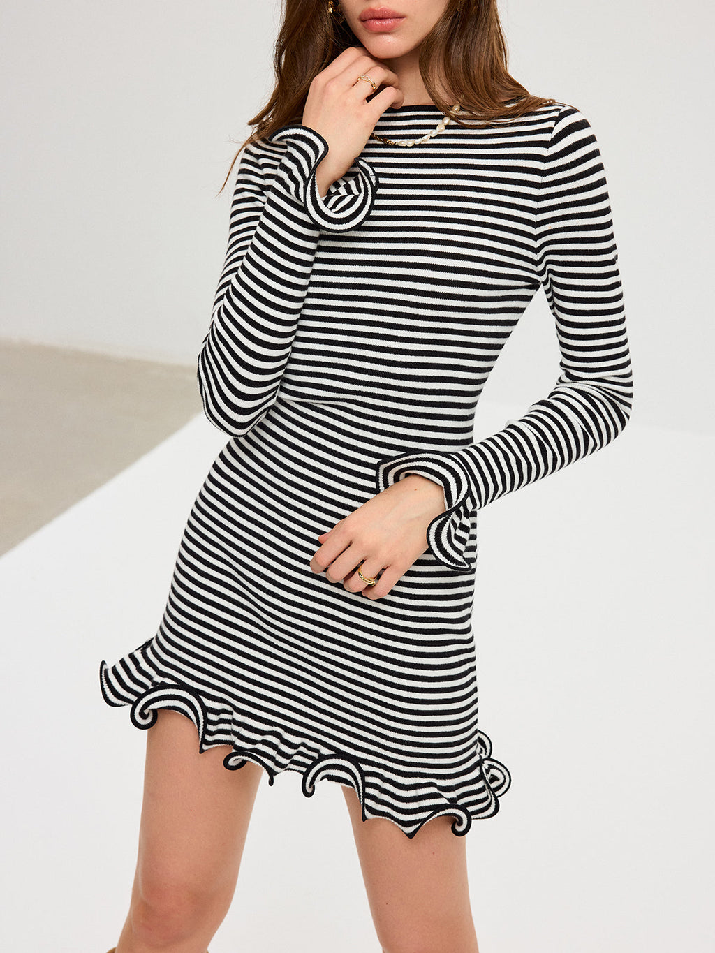 Langärmeliges gestreiftes Minikleid mit Rüschensaum