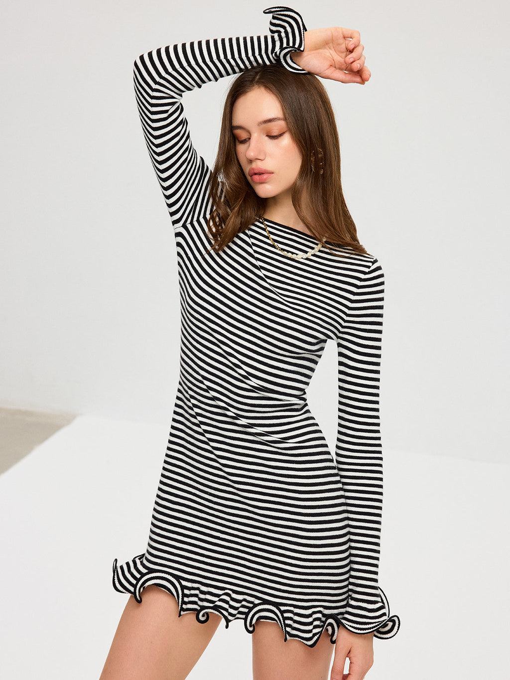 Langärmeliges gestreiftes Minikleid mit Rüschensaum