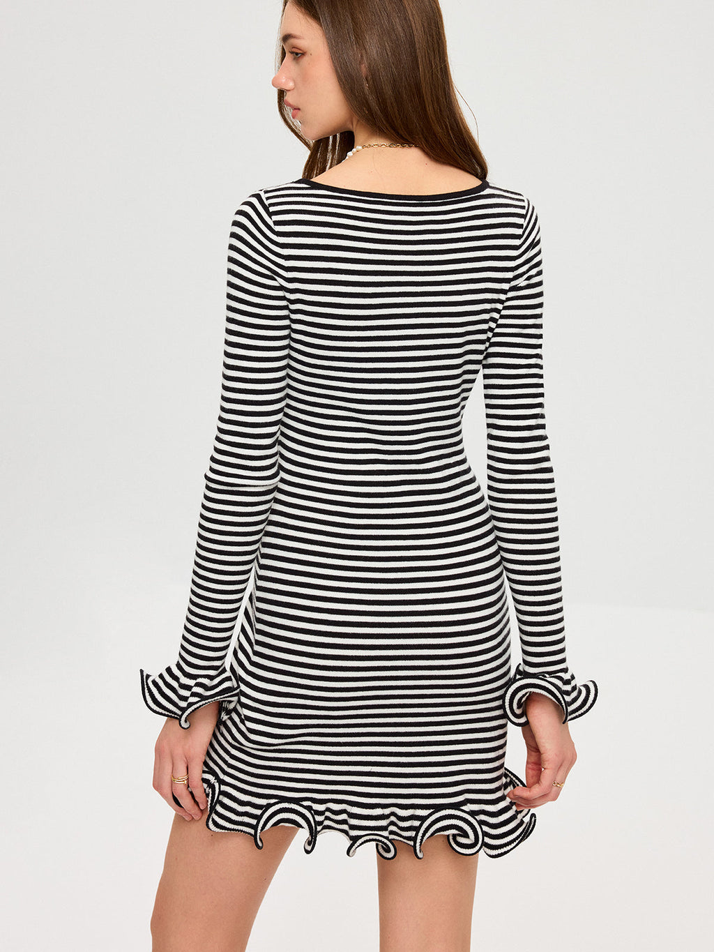 Langärmeliges gestreiftes Minikleid mit Rüschensaum